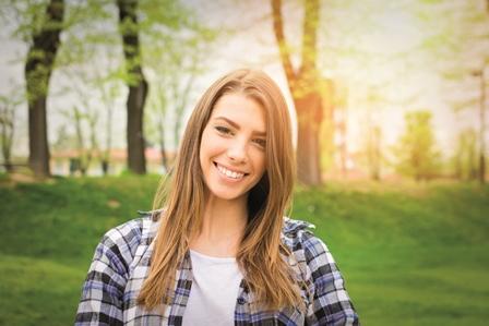 Jeune fille souriante